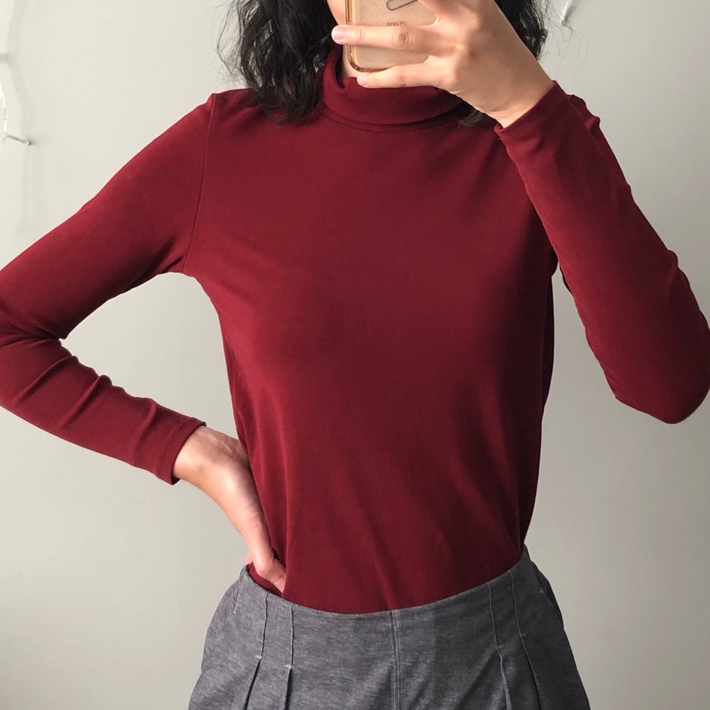 Uniqlo turtleneck. Burgundy. US XS